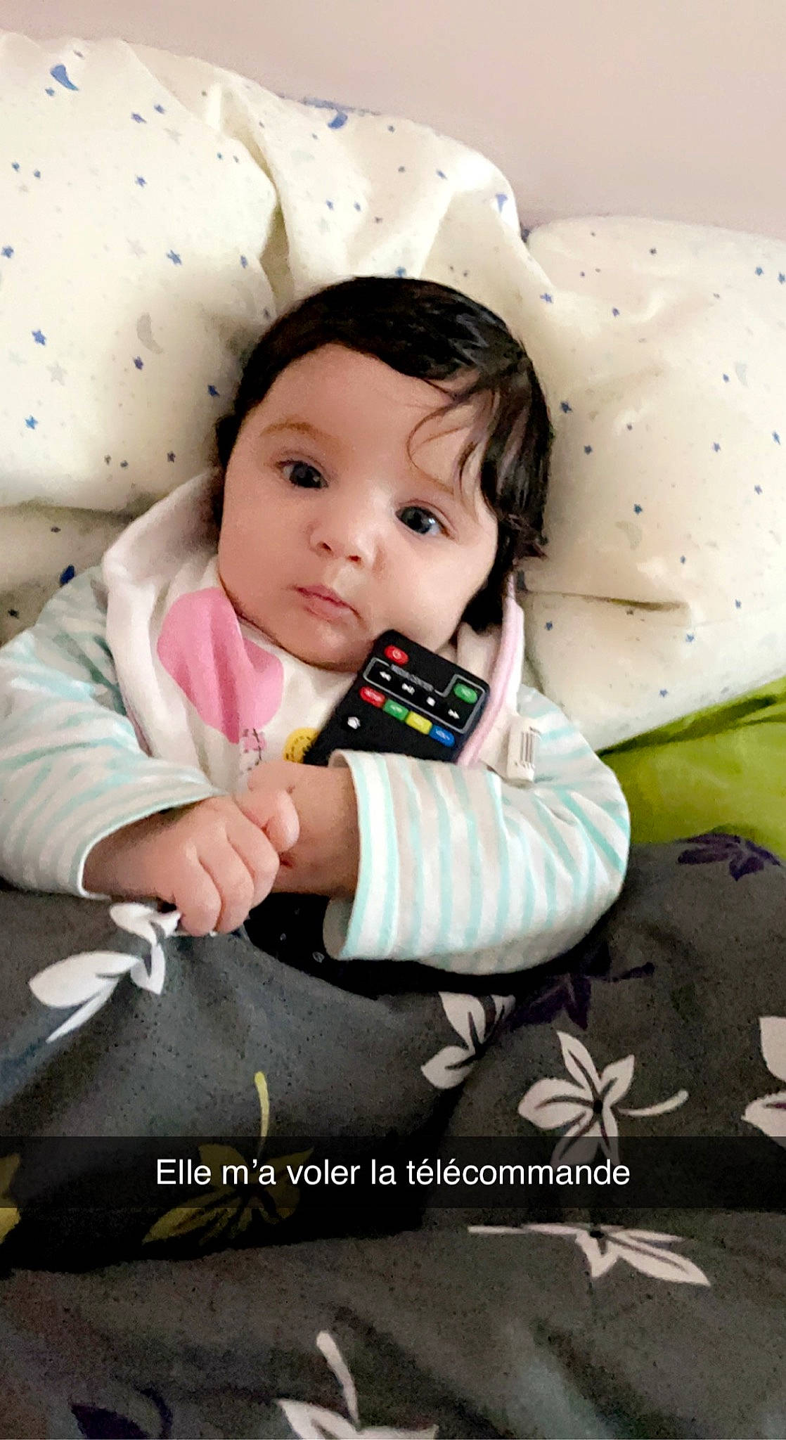 Layla a rejoint le concours — aidez-le/la à gagner de superbes lots ! baby, baby_products, baby_toddler_clothing, cheek, child, comfort, flash_photography, font, formal_wear, gadget, grass, happy, linens, pattern, person, photo_shoot, pink, portrait_photography, sitting, sleeve