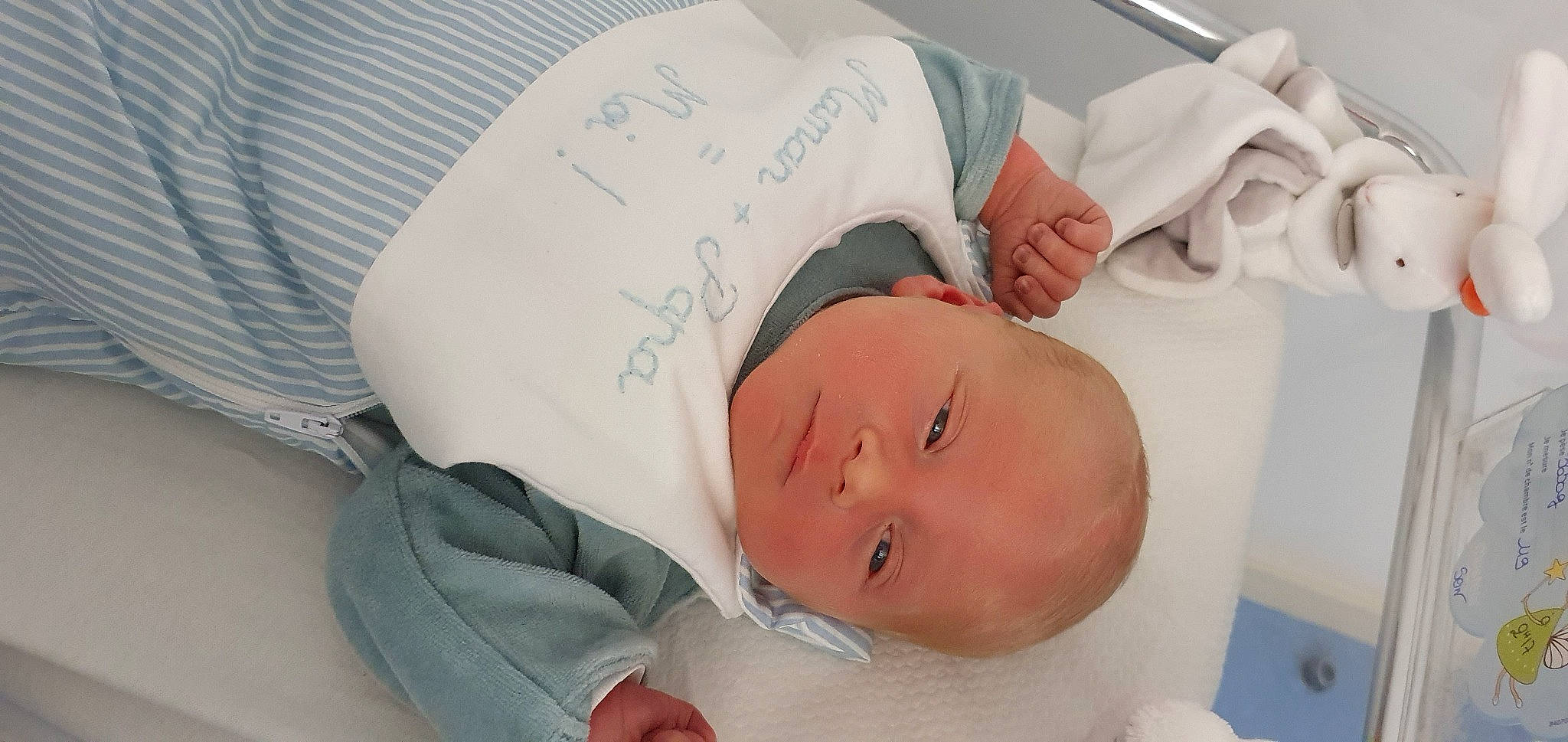 Dean a rejoint le concours — aidez-le/la à gagner de superbes lots ! baby, baby_products, baby_safety, baby_sleeping, baby_toddler_clothing, bed, bedding, bedtime, child, comfort, eyelash, finger, hand, hat, headgear, health_care, hospital, linens, person, skin