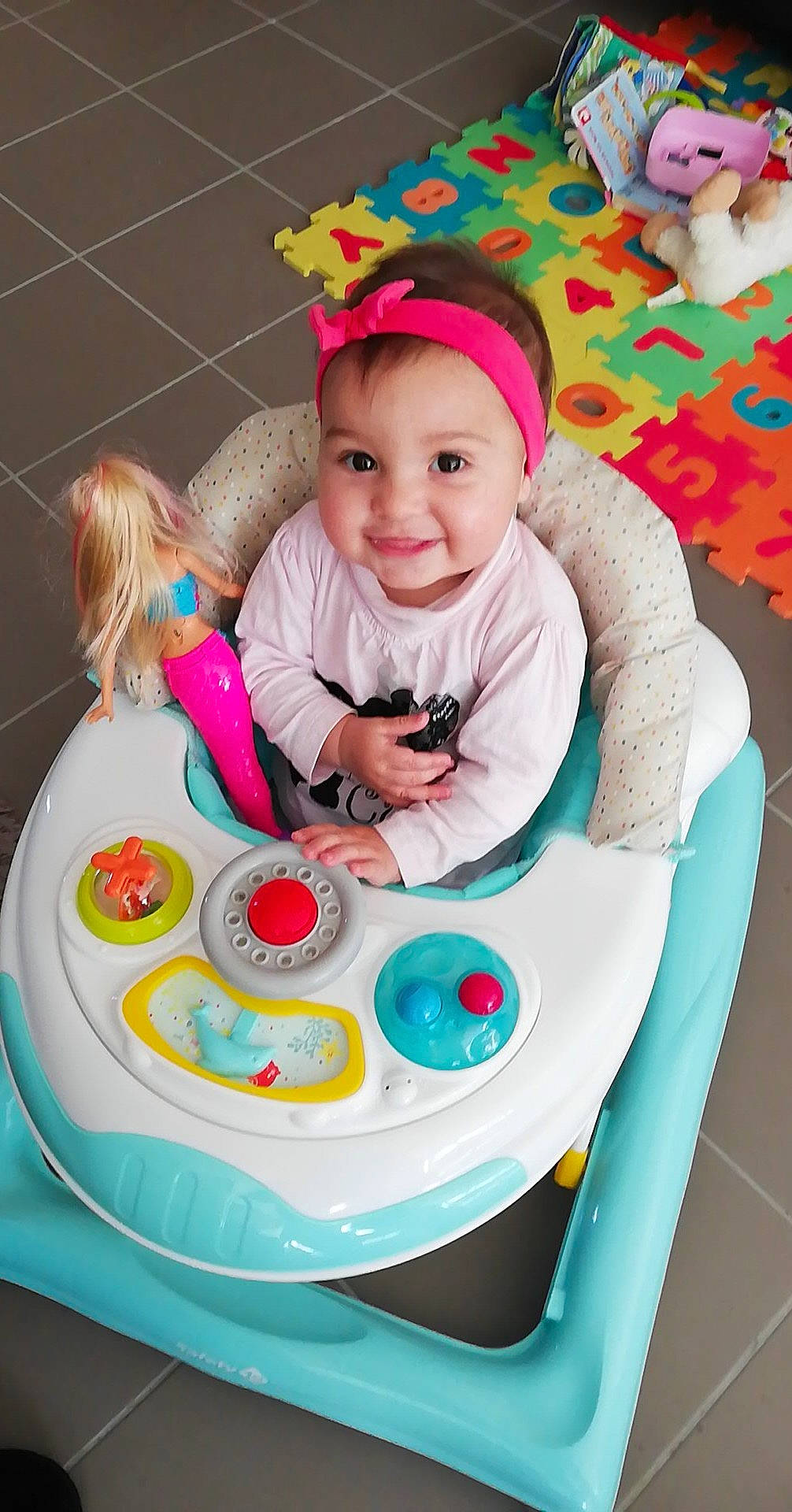 Lou participe au concours pour gagner de l'argent avec cette photo : baby, baked_goods, birthday, cake, cake_decorating, child, dessert, food, joy, party, person, play, sugar_paste, toddler