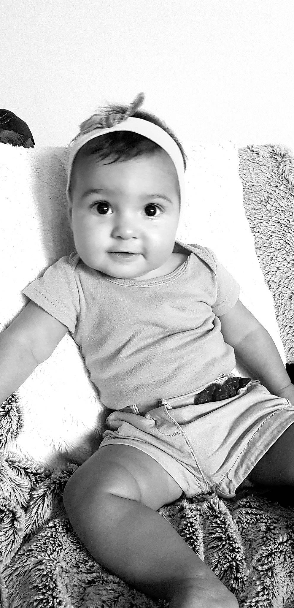 Lou participe au concours pour gagner de l'argent avec cette photo : baby, black_and_white, child, child_model, monochrome, monochrome_photography, person, photo_shoot, photograph, photography, portrait, portrait_photography, sitting, smile, stock_photography, style, toddler, white