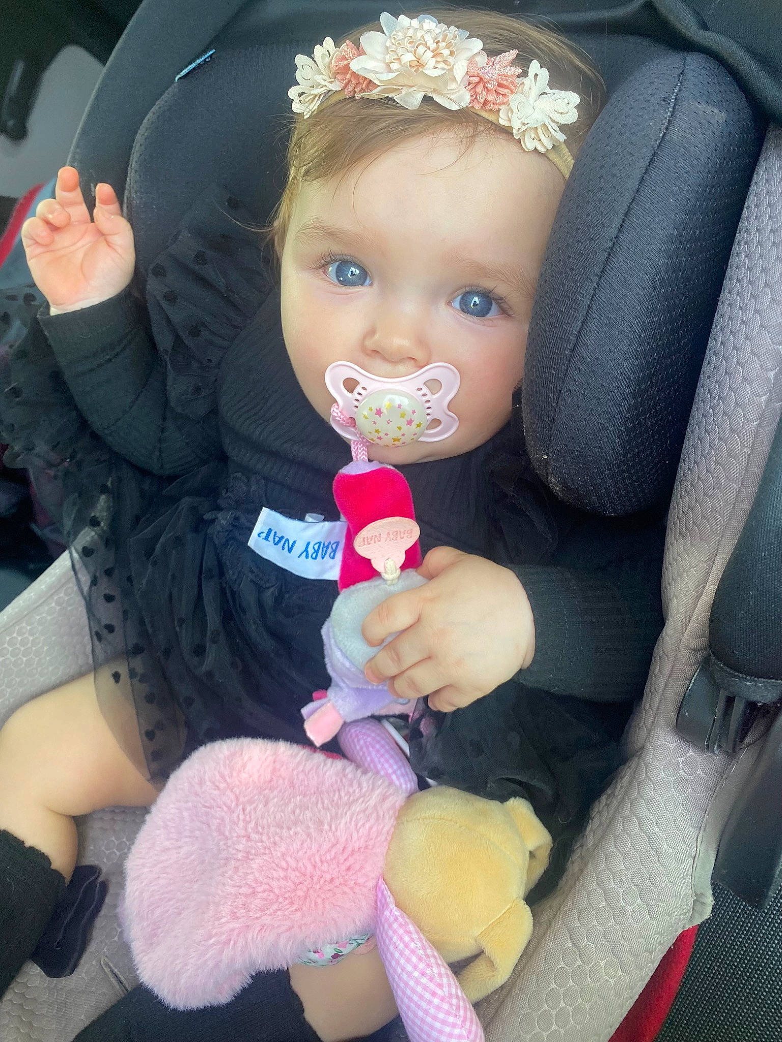 Nini participe au concours pour gagner de l'argent avec cette photo : auto_part, baby, baby_products, baby_toddler_clothing, car_seat, cheek, child, comfort, finger, gesture, lip, nail, person, pink, product, skin, steering_wheel, thigh, thumb, toddler