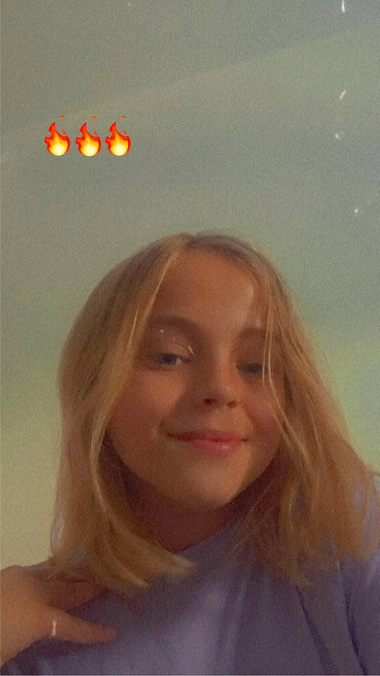 Andréa a rejoint le concours — aidez-le/la à gagner de superbes lots ! bangs, beauty, cheek, chin, eyebrow, eyelash, facial_expression, flash_photography, fun, gesture, hair, hairstyle, happy, jaw, joy, layered_hair, lip, long_hair, neck, nose