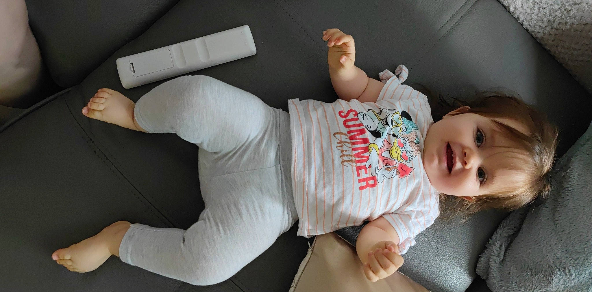 Emy a rejoint le concours — aidez-le/la à gagner de superbes lots ! arm, baby, baby_toddler_clothing, child, comfort, elbow, finger, gesture, hand, happy, human_body, joint, knee, leg, person, product, skin, sleeve, smile, t_shirt