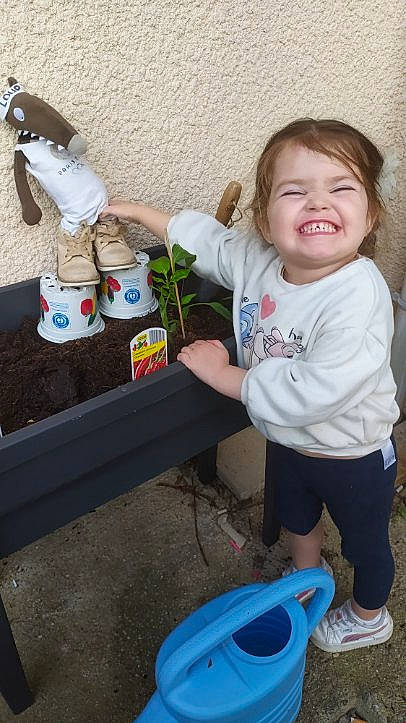 Emy a rejoint le concours — aidez-le/la à gagner de superbes lots ! arm, baby_toddler_clothing, child, finger, fun, hairstyle, hand, happy, joy, leg, person, plant, play, shoe, shorts, sitting, smile, sneakers, standing, t_shirt