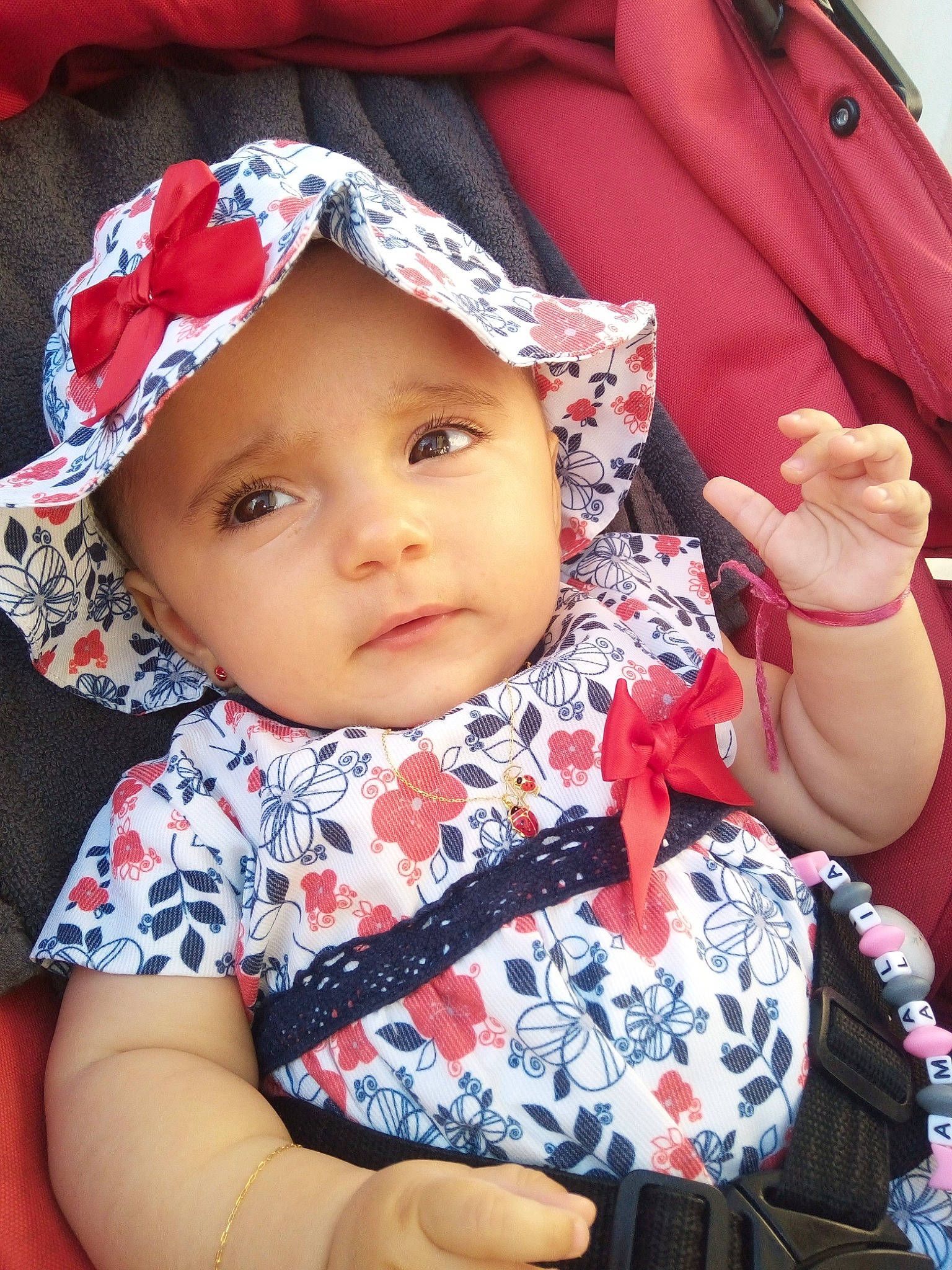Amália a rejoint le concours — aidez-le/la à gagner de superbes lots ! baby, baby_toddler_clothing, cap, cheek, child, chin, cool, eyelash, fun, gesture, happy, headgear, headwear, iris, lip, organ, person, pink, skin, sleeve