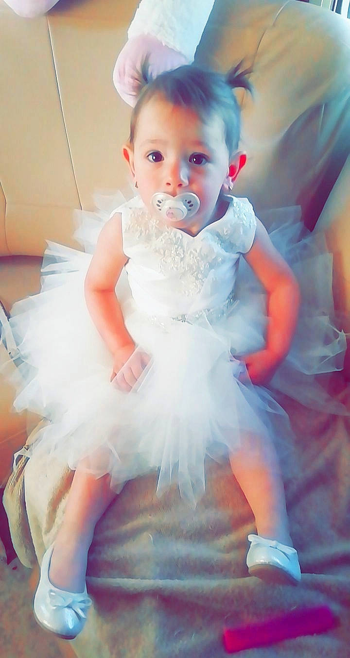 Shelsy participe au concours pour gagner de l'argent avec cette photo : baby_toddler_clothing, bridal_accessory, day_dress, dress, embellishment, face, flash_photography, fun, gown, hair, happy, headpiece, iris, person, pink, ruffle, skin, sleeve, standing, toddler