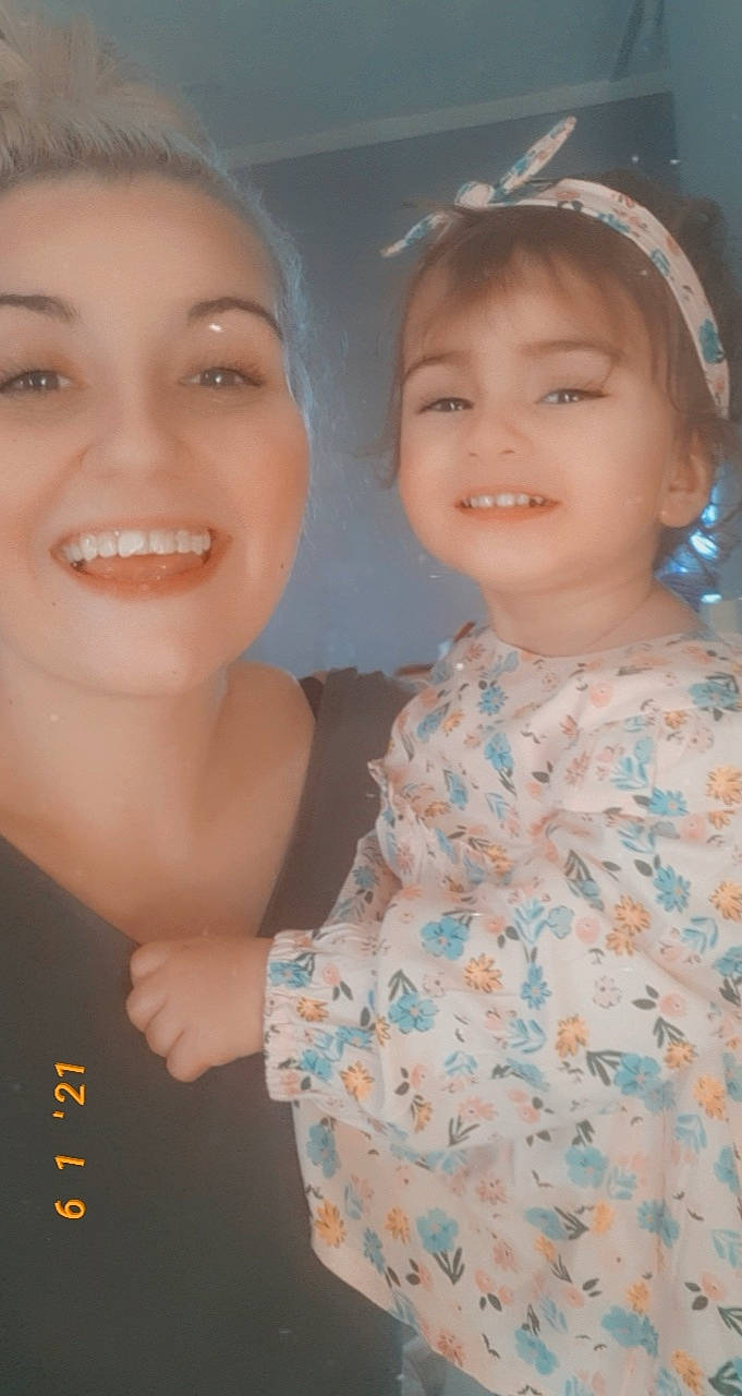 Léana a rejoint le concours — aidez-le/la à gagner de superbes lots ! cheek, chin, eyelash, facial_expression, fashion, flash_photography, forehead, fun, gesture, hairstyle, happy, iris, joy, lip, neck, nose, organ, person, product, skin