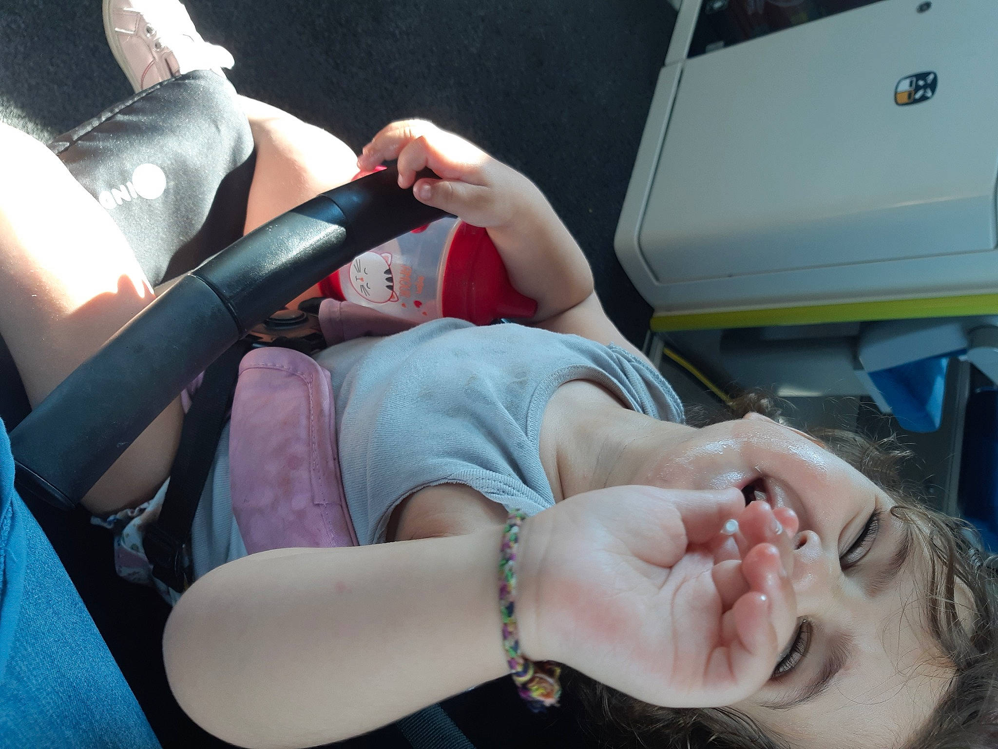 Léana a rejoint le concours — aidez-le/la à gagner de superbes lots ! comfort, finger, gesture, hand, health_care, human_body, joint, joy, knee, leg, medical, medical_equipment, medical_procedure, muscle, nail, patient, person, service, skin, thigh