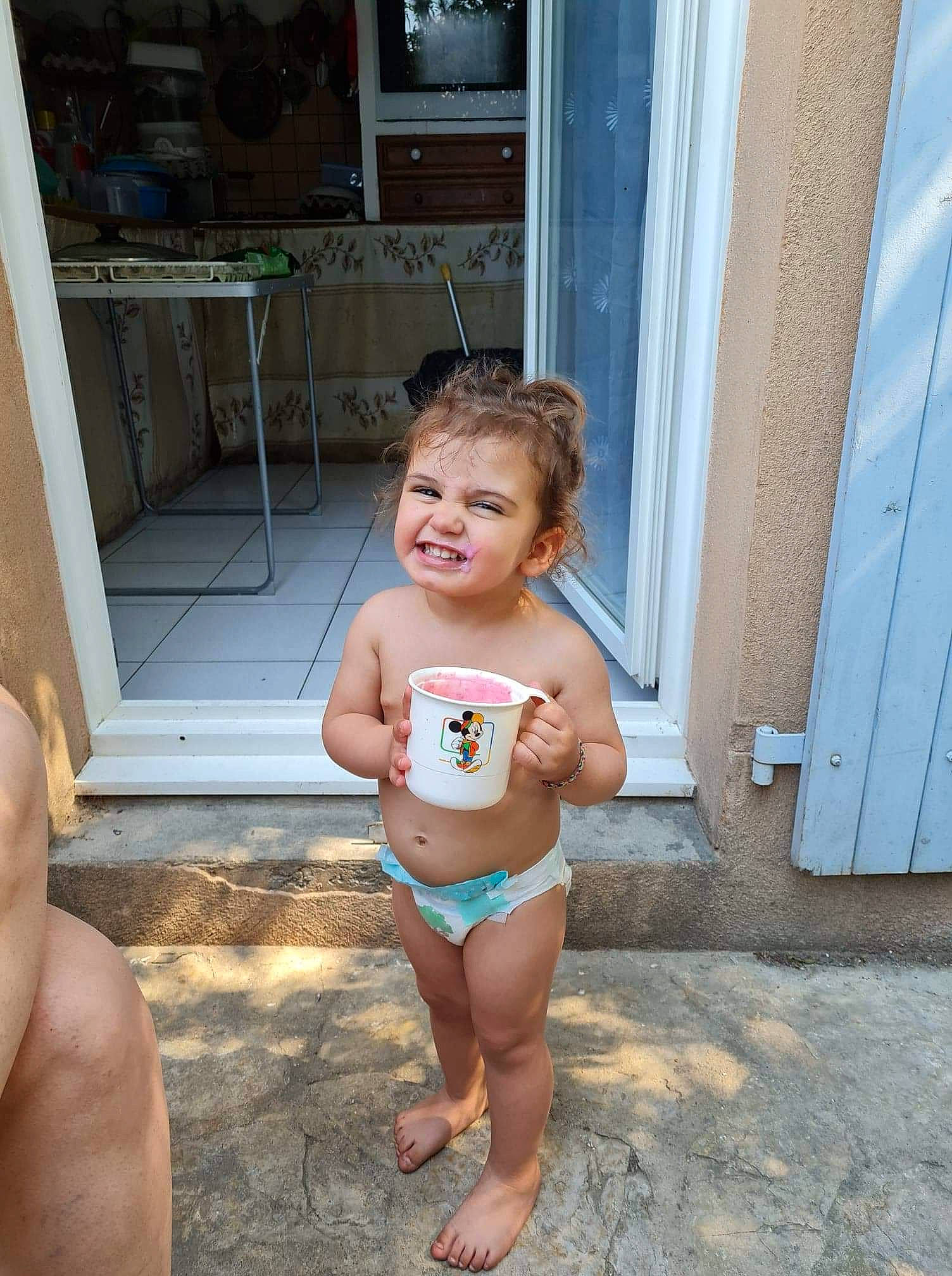 Léana participe au concours pour gagner de l'argent avec cette photo : barechested, barefoot, blue, chest, door, event, flooring, foot, fun, happy, home_appliance, human_leg, joy, leg, leisure, people_on_beach, person, thigh, toddler, trunk