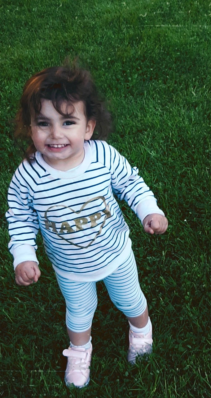 Léana a rejoint le concours — aidez-le/la à gagner de superbes lots ! baby, baby_toddler_clothing, cool, eye, face, gesture, grass, grass_family, hairstyle, happy, human_body, joy, lawn, leg, outerwear, pattern, people_in_nature, person, sleeve, smile