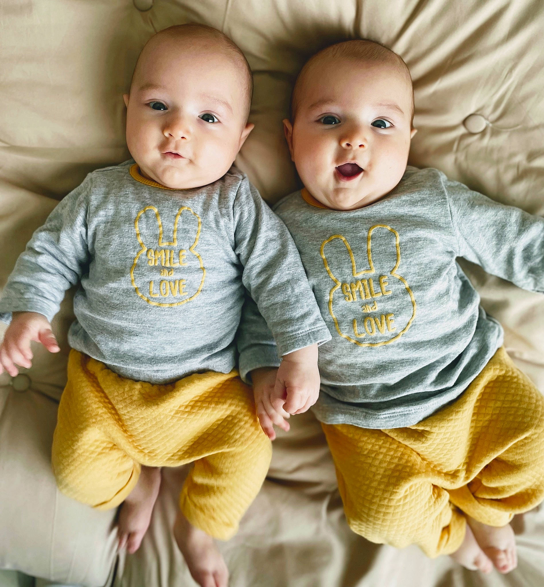 Maël participe au concours pour gagner de l'argent avec cette photo : baby, baby_toddler_clothing, cheek, clothing, eye, face, gesture, happy, head, iris, mammal, person, product, skin, sleeve, smile, standing, textile, toddler, vertebrate