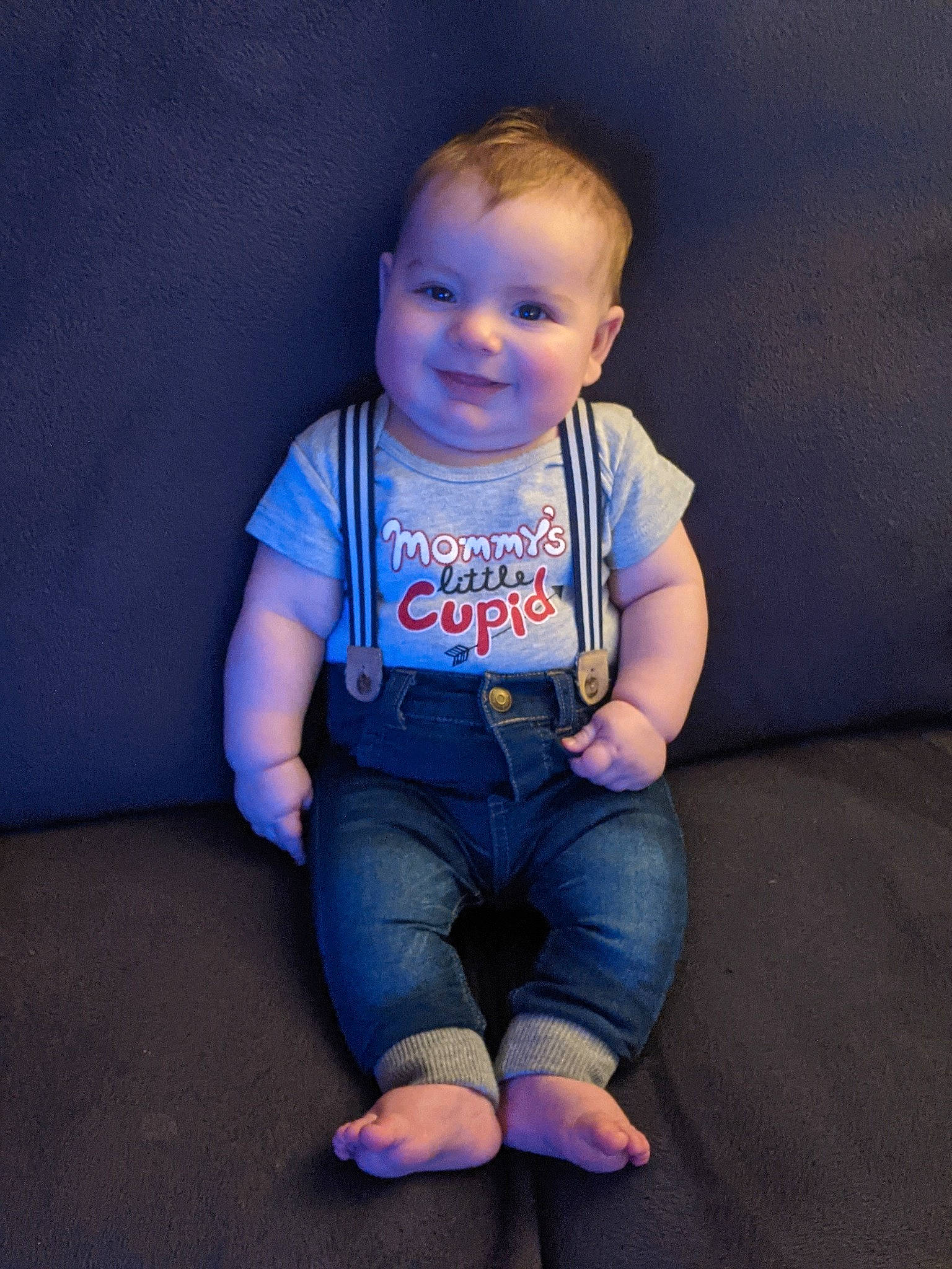 Korben is registered to the contest to win money with this photo: baby, baby_toddler_clothing, blue, cheek, child, elbow, electric_blue, flash_photography, flooring, fun, happy, human_body, human_leg, joy, leg, nose, person, skin, sleeve, smile