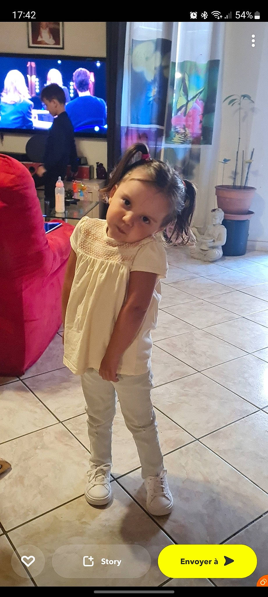 Lola a rejoint le concours — aidez-le/la à gagner de superbes lots ! event, fashion_design, floor, flooring, flowerpot, fun, happy, human_leg, joint, knee, leg, long_hair, person, plant, shoe, shoulder, skin, standing, thigh, toddler