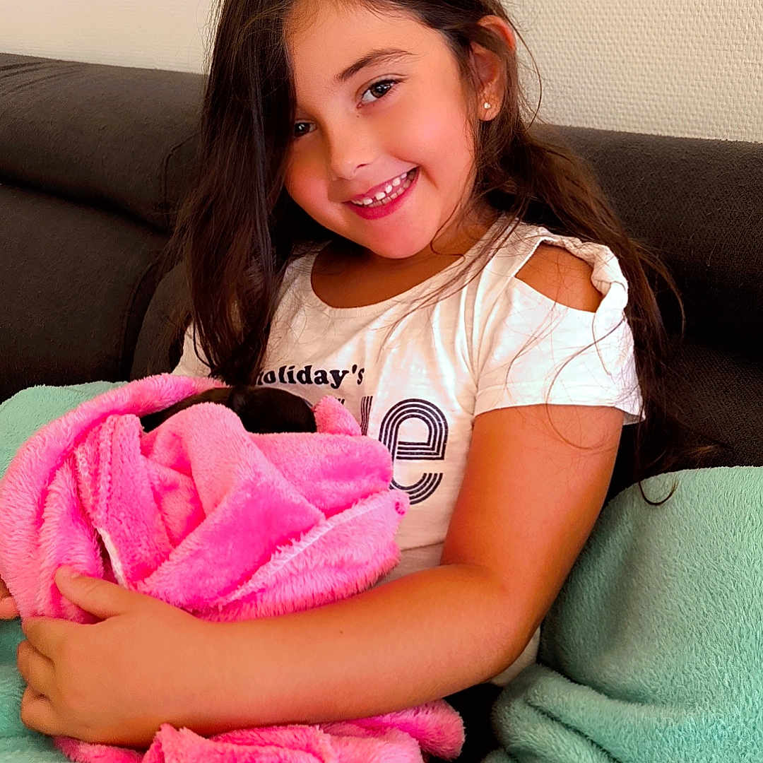 Diana participe au concours pour gagner de l'argent avec cette photo : blanket, bodypart, child, clothing, couch, cushion, face, female, finger, furniture, girl, hand, happy, head, homedecor, person, photography, portrait, smile, t_shirt