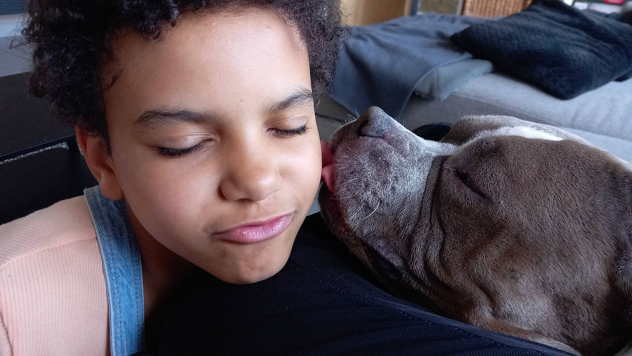 Sherkan a rejoint le concours — aidez-le/la à gagner de superbes lots ! black_hair, comfort, companion_dog, cool, ear, earrings, eyelash, flash_photography, fun, gesture, happy, human, jaw, lip, long_hair, mouth, neck, nose, sitting, skin