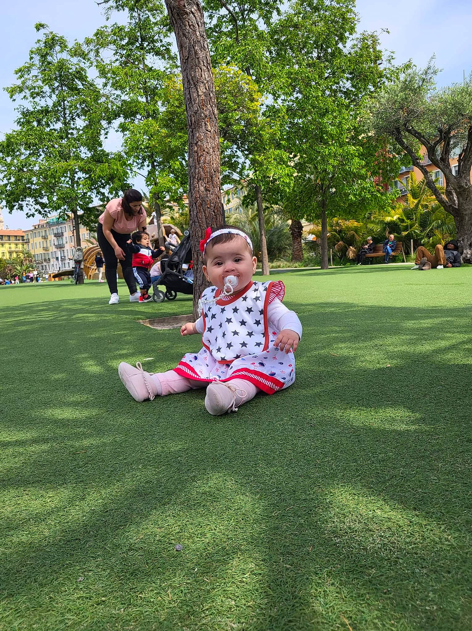 Lina a rejoint le concours — aidez-le/la à gagner de superbes lots ! baby, fun, grass, grass_family, grassland, groundcover, happy, hat, landscape, lawn, leisure, meadow, people_in_nature, person, plant, recreation, sky, smile, toddler, tree