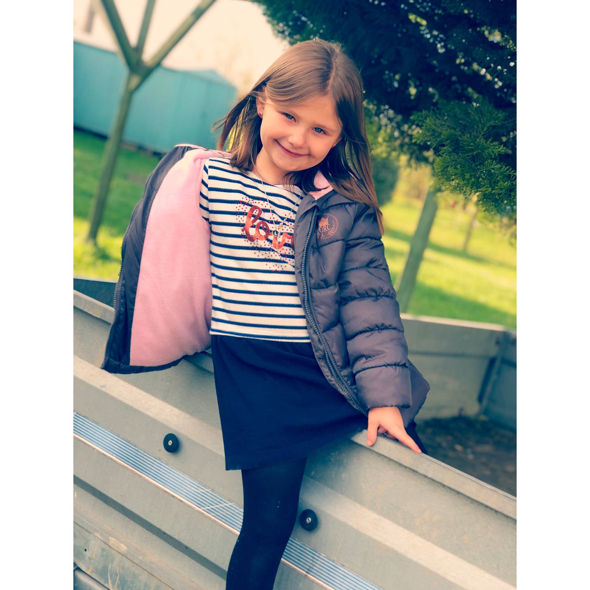 Léna a rejoint le concours — aidez-le/la à gagner de superbes lots ! blazer, collar, cool, denim, electric_blue, flash_photography, hair, happy, joy, knee, magenta, neck, outerwear, person, shoulder, sleeve, smile, street_fashion, t_shirt, thigh