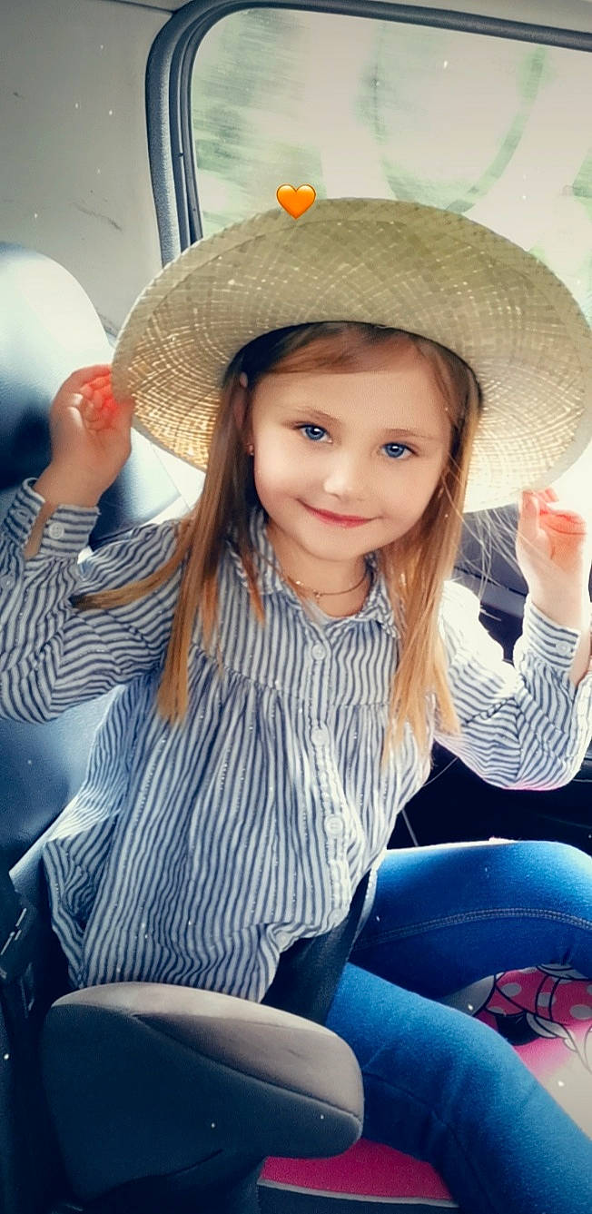 Léna participe au concours pour gagner de l'argent avec cette photo : clothing, face, facial_expression, fashion, flash_photography, gesture, hair, hairstyle, happy, hat, headwear, human_body, jeans, joy, light, lip, neck, organ, person, photograph