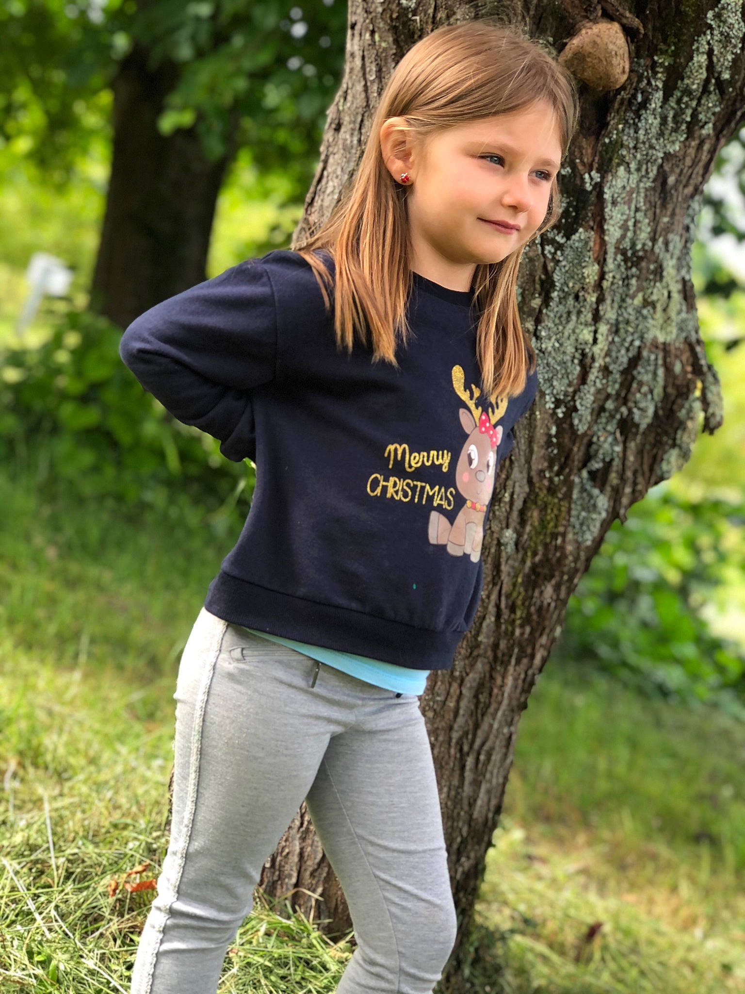 Léna participe au concours pour gagner de l'argent avec cette photo : beauty, brown_hair, facial_expression, grass, grass_family, hair, hairstyle, happy, joy, long_hair, people_in_nature, person, plant, sleeve, smile, street_fashion, t_shirt, tree, trunk, waist