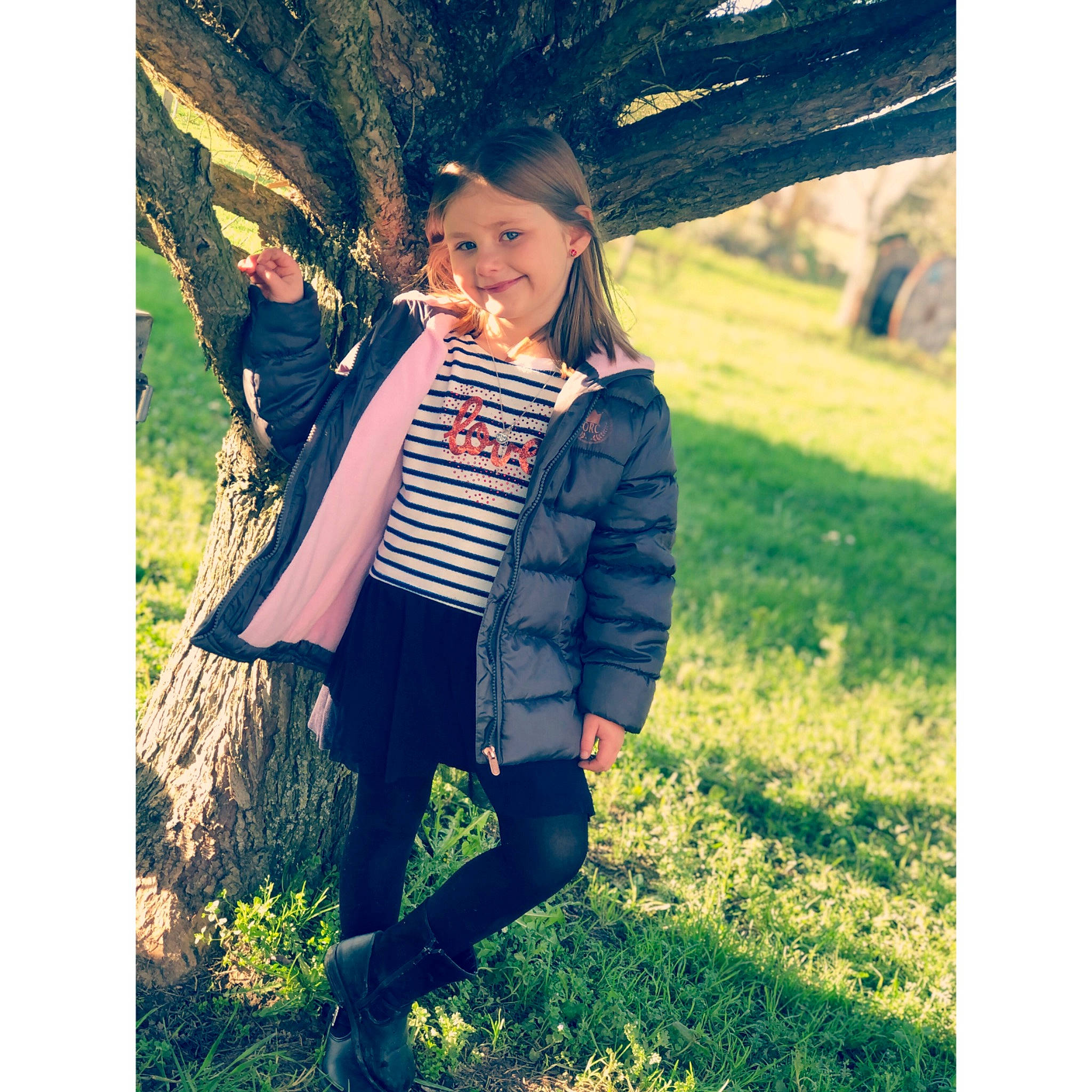 Léna participe au concours pour gagner de l'argent avec cette photo : blazer, cool, denim, flash_photography, gesture, grass, grassland, happy, joy, luggage_and_bags, morning, neck, outerwear, people_in_nature, person, shoe, shoulder, sleeve, street_fashion, sunlight