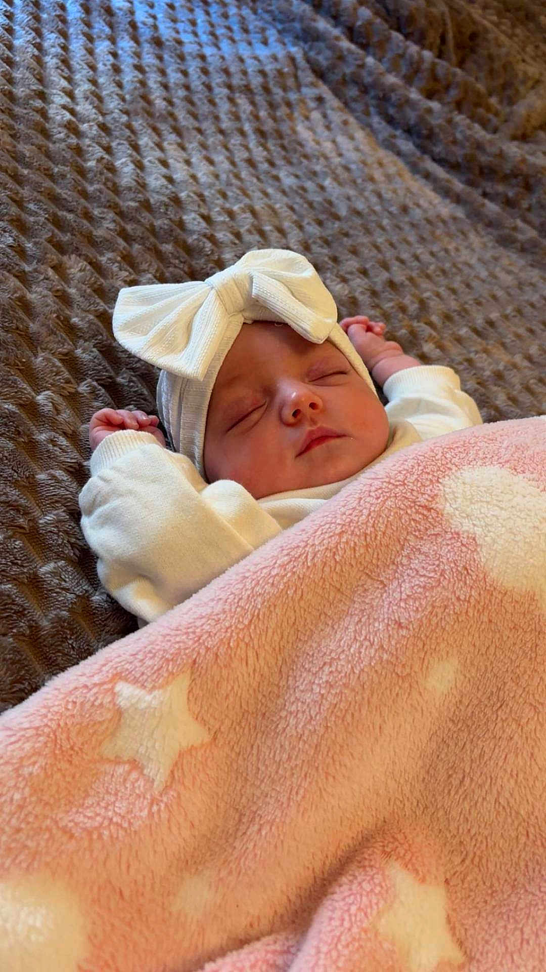 Hayvie a rejoint le concours — aidez-le/la à gagner de superbes lots ! baby, blanket, bow, child, closeup, cozy, cute, face, headband, indoors, infant, peaceful, pink, resting, sleeping, soft_texture, star_pattern, warm, white, wrapped