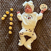 Hayvie a rejoint le concours — aidez-le/la à gagner de superbes lots ! baby, blanket, bow, celebration, cherry_print, cute_outfit, flowers, headband, infant, lying_down, milestone, mouse_slippers, one_month, pants, peaceful, sign, sleeping, soft_slippers, sweatshirt, yellow_roses