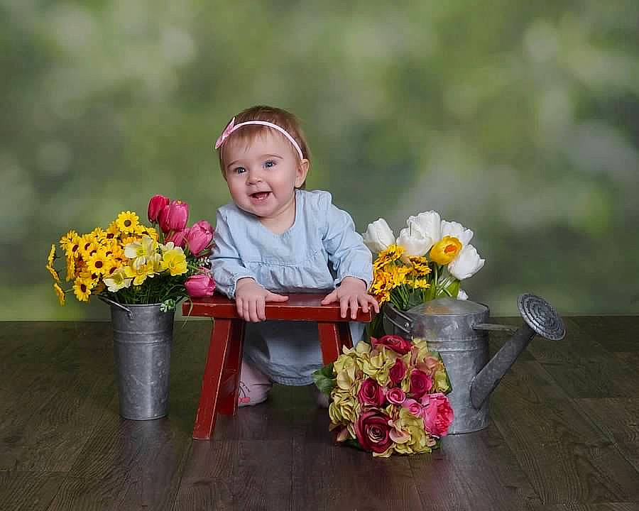 Lilliana is registered to the contest to win money with this photo: bouquet, child, cut_flowers, floral_design, floristry, flower, flower_arranging, flowerpot, person, plant, smile