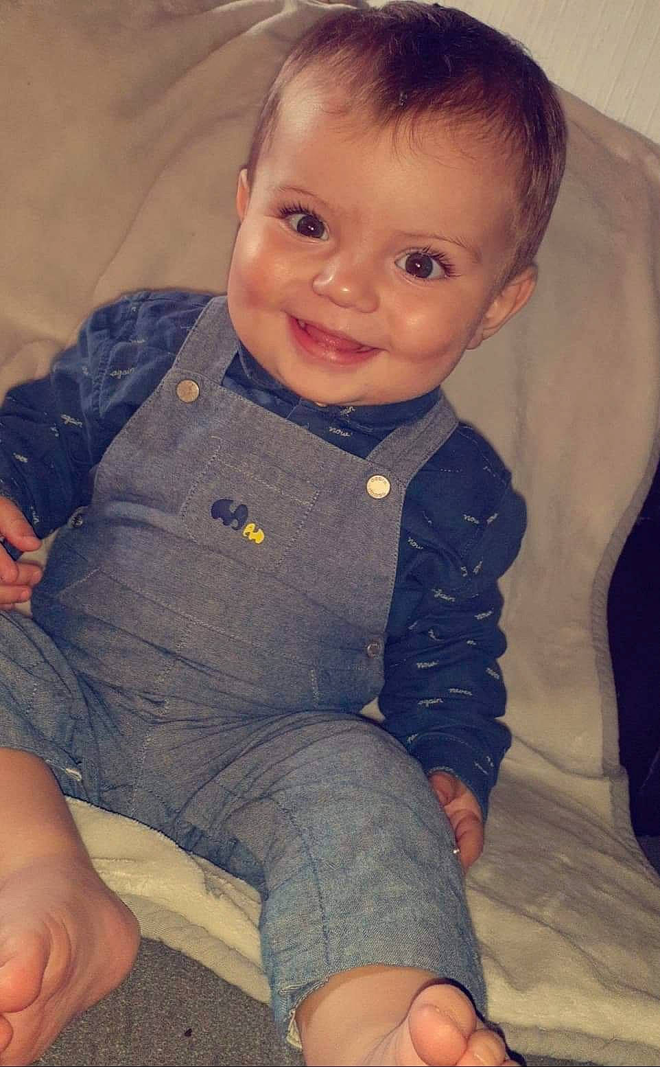 Matthew participe au concours pour gagner de l'argent avec cette photo : arm, baby, cheek, child, chin, eye, face, forehead, head, iris, joy, leg, lip, person, sitting, skin, smile, standing, toddler