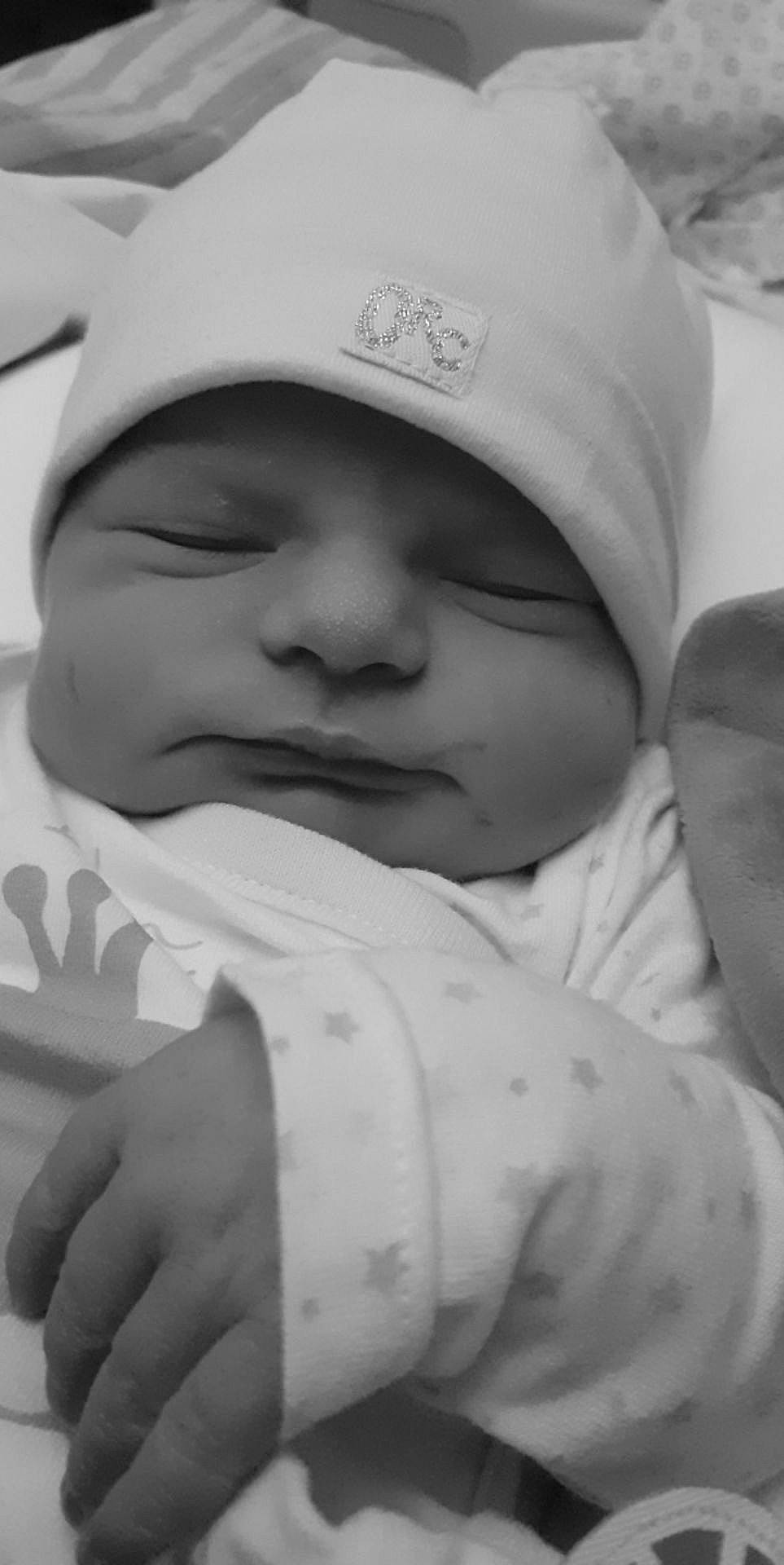 Eva participe au concours pour gagner de l'argent avec cette photo : baby, black_and_white, child, headwear, monochrome, person, skin, smile, toddler, white