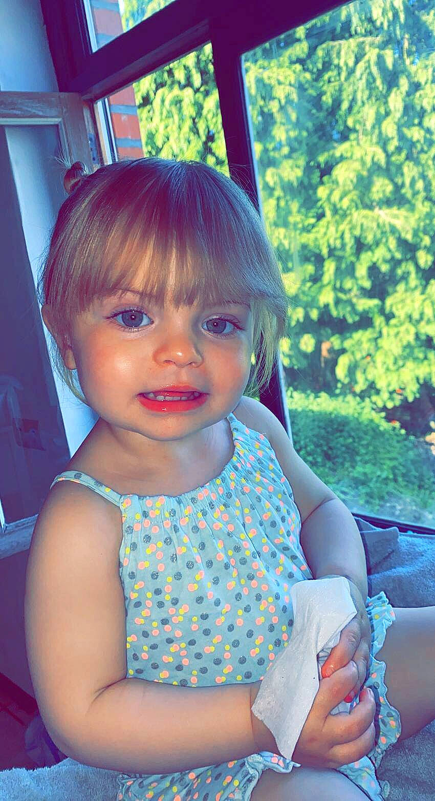 Eva participe au concours pour gagner de l'argent avec cette photo : azure, baby_toddler_clothing, bangs, blond, child, chin, cool, electric_blue, eyelash, fun, grass, happy, hime_cut, iris, leisure, lip, person, pink, skin, summer