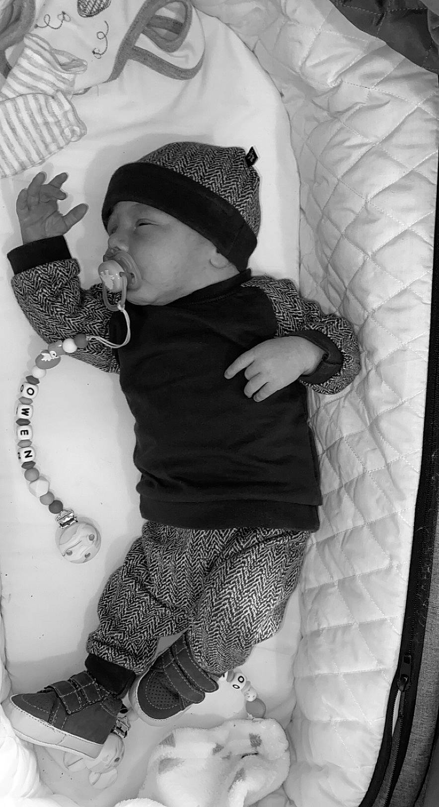 Owen a rejoint le concours — aidez-le/la à gagner de superbes lots ! baby, baby_toddler_clothing, black, black_and_white, cap, comfort, hand, happy, headwear, human_body, knee, leg, monochrome, monochrome_photography, pattern, person, photograph, sleeve, style, thigh