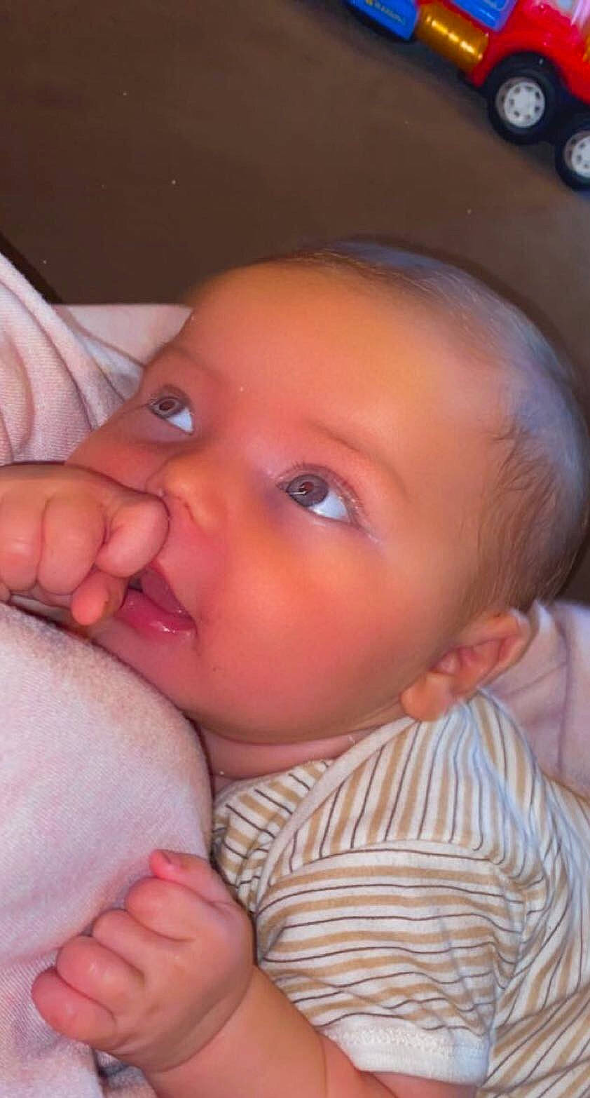 Owen participe au concours pour gagner de l'argent avec cette photo : arm, baby, cheek, chin, ear, eye, eyebrow, eyelash, forehead, gesture, head, human_body, iris, lip, mouth, nose, organ, person, skin, smile