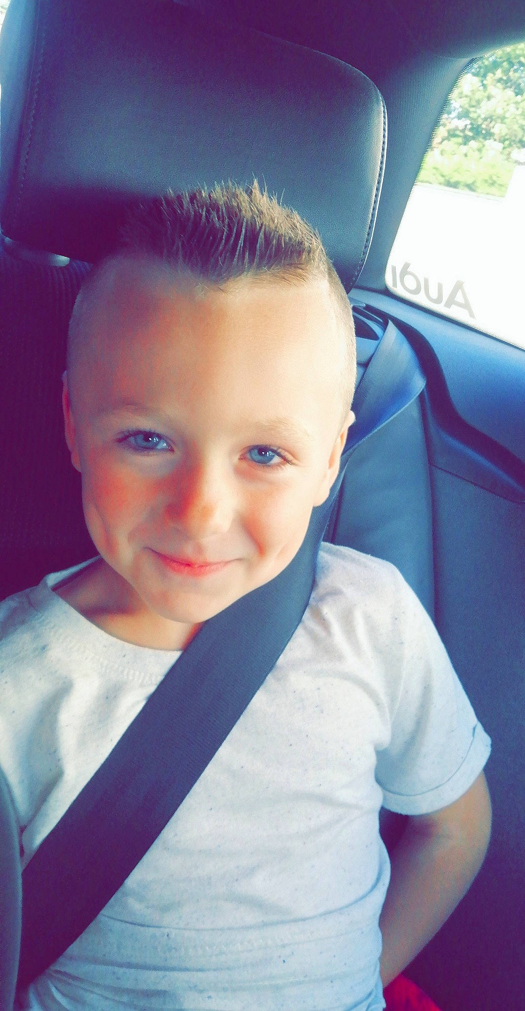 Kylian participe au concours pour gagner de l'argent avec cette photo : automotive_exterior, azure, car, chin, cool, eye, eyebrow, forehead, hair, happy, human_body, jaw, joy, mammal, neck, nose, person, shoulder, skin, smile