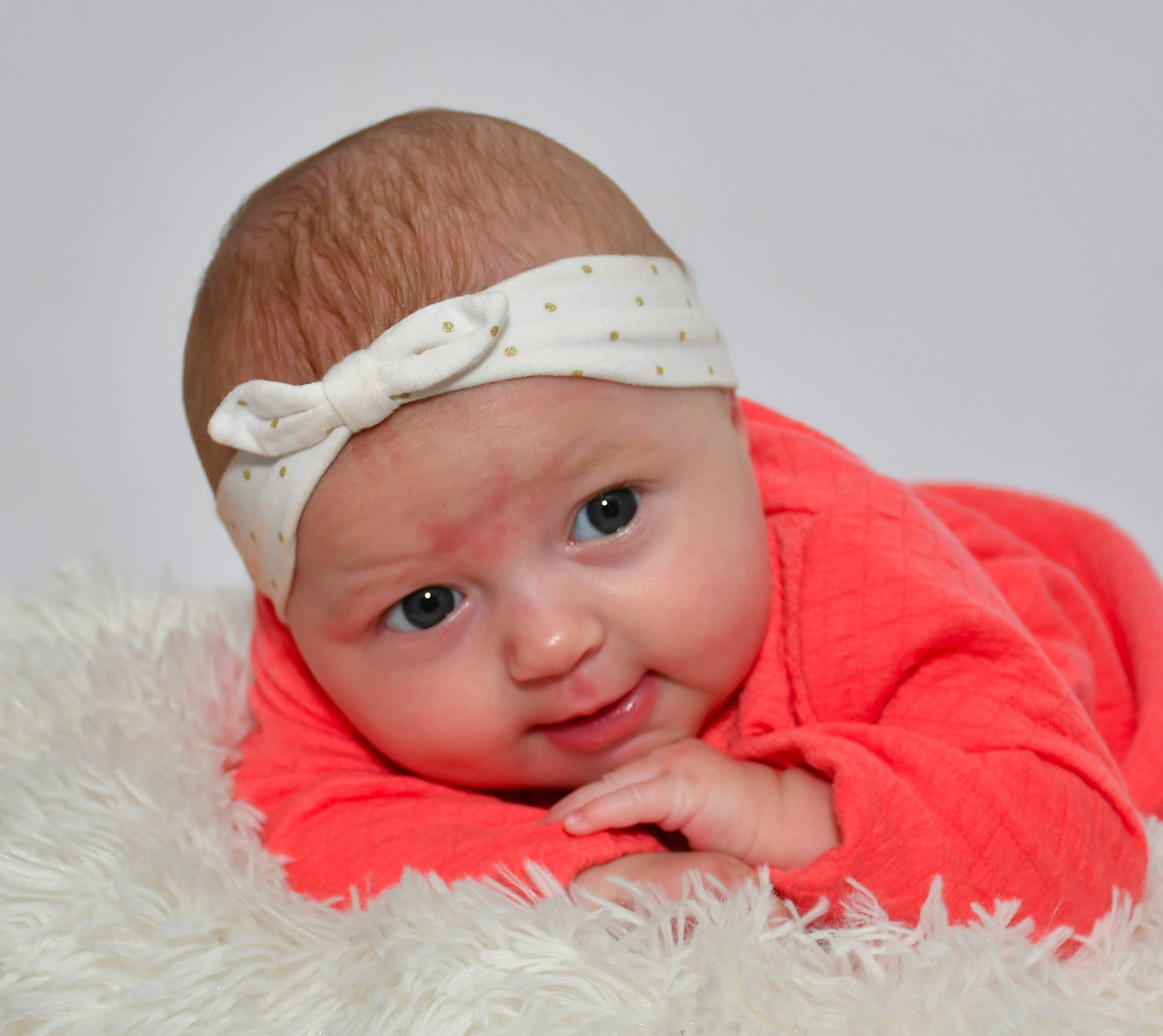 Léana participe au concours pour gagner de l'argent avec cette photo : baby, baby_toddler_clothing, beanie, cap, cheek, child, comfort, eye, eyelash, fashion_accessory, happy, headgear, headwear, knit_cap, lip, nose, person, pink, skin, sleeve