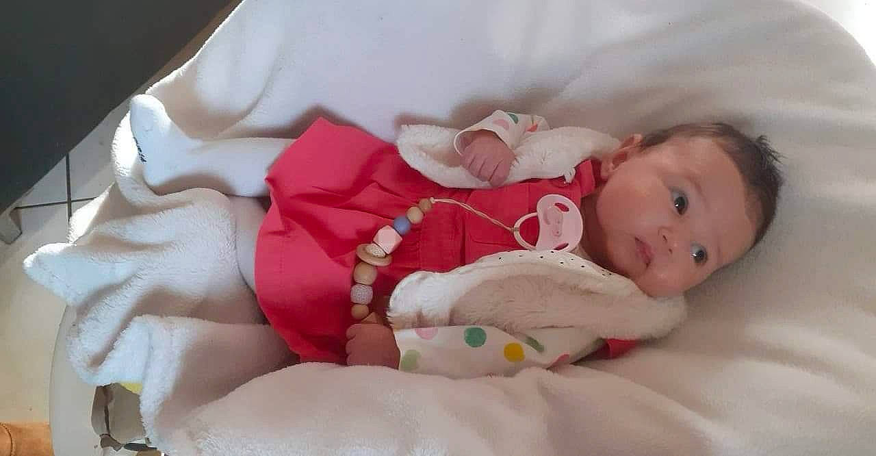 Sara a rejoint le concours — aidez-le/la à gagner de superbes lots ! baby, bedtime, cheek, child, comfort, nap, person, pink, product, skin, sleep, toddler