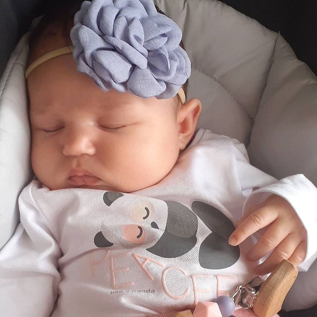 Sara participe au concours pour gagner de l'argent avec cette photo : baby, baby_sleeping, birth, child, hair_accessory, head, headband, headgear, headwear, nap, person, sleep, toddler