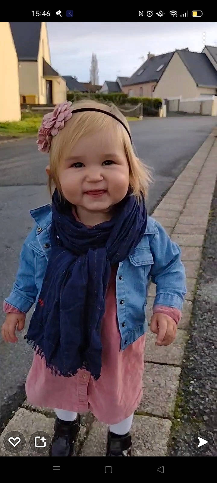 Sara a rejoint le concours — aidez-le/la à gagner de superbes lots ! baby_toddler_clothing, beauty, blond, child, cool, electric_blue, face, facial_expression, fun, grass, hairstyle, happy, iris, joy, lip, outerwear, person, pink, sleeve, smile