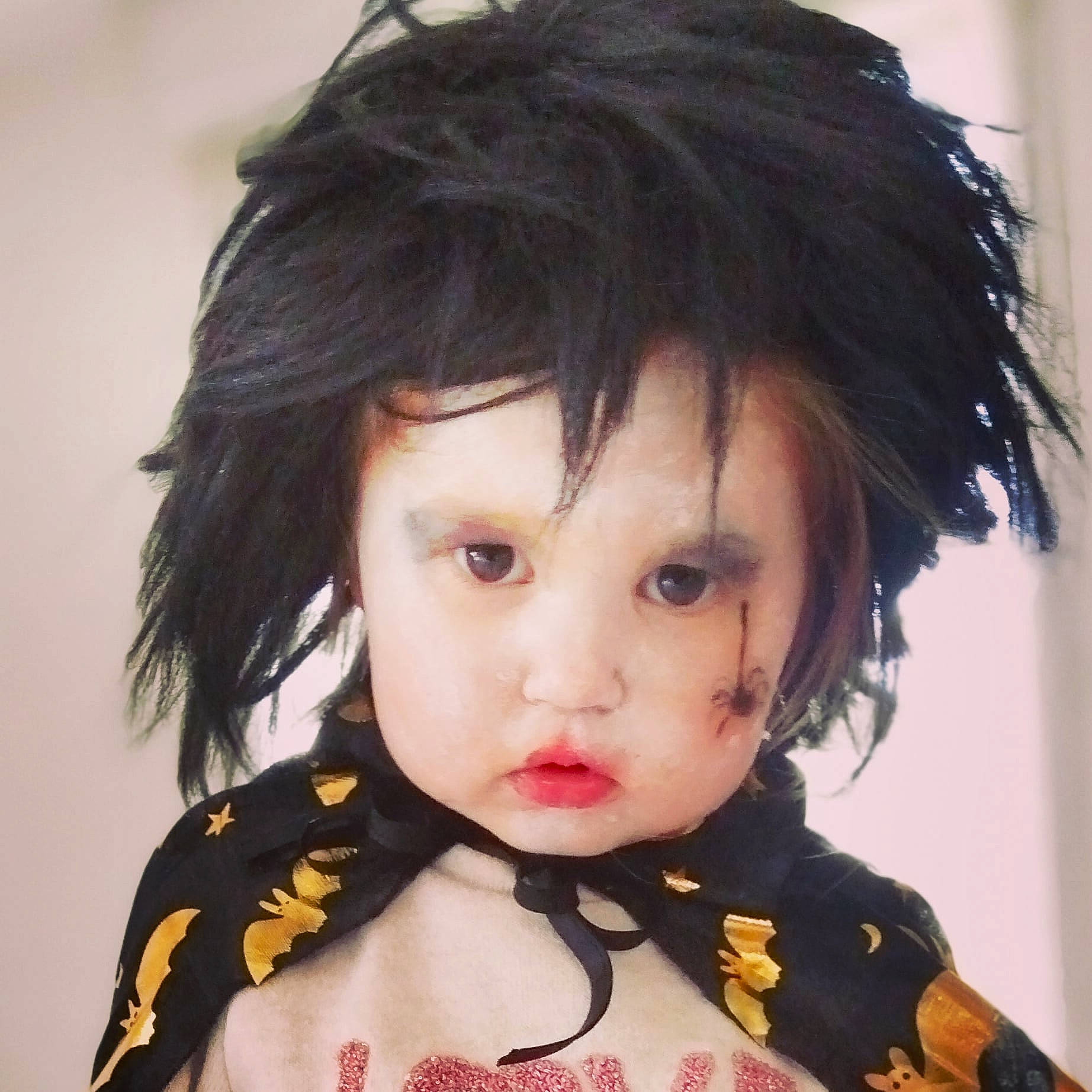 Sara a rejoint le concours — aidez-le/la à gagner de superbes lots ! bangs, black_hair, cheek, chin, collar, cool, ear, eyebrow, eyelash, forehead, iris, jaw, layered_hair, lip, neck, nose, person, skin, sleeve, toy