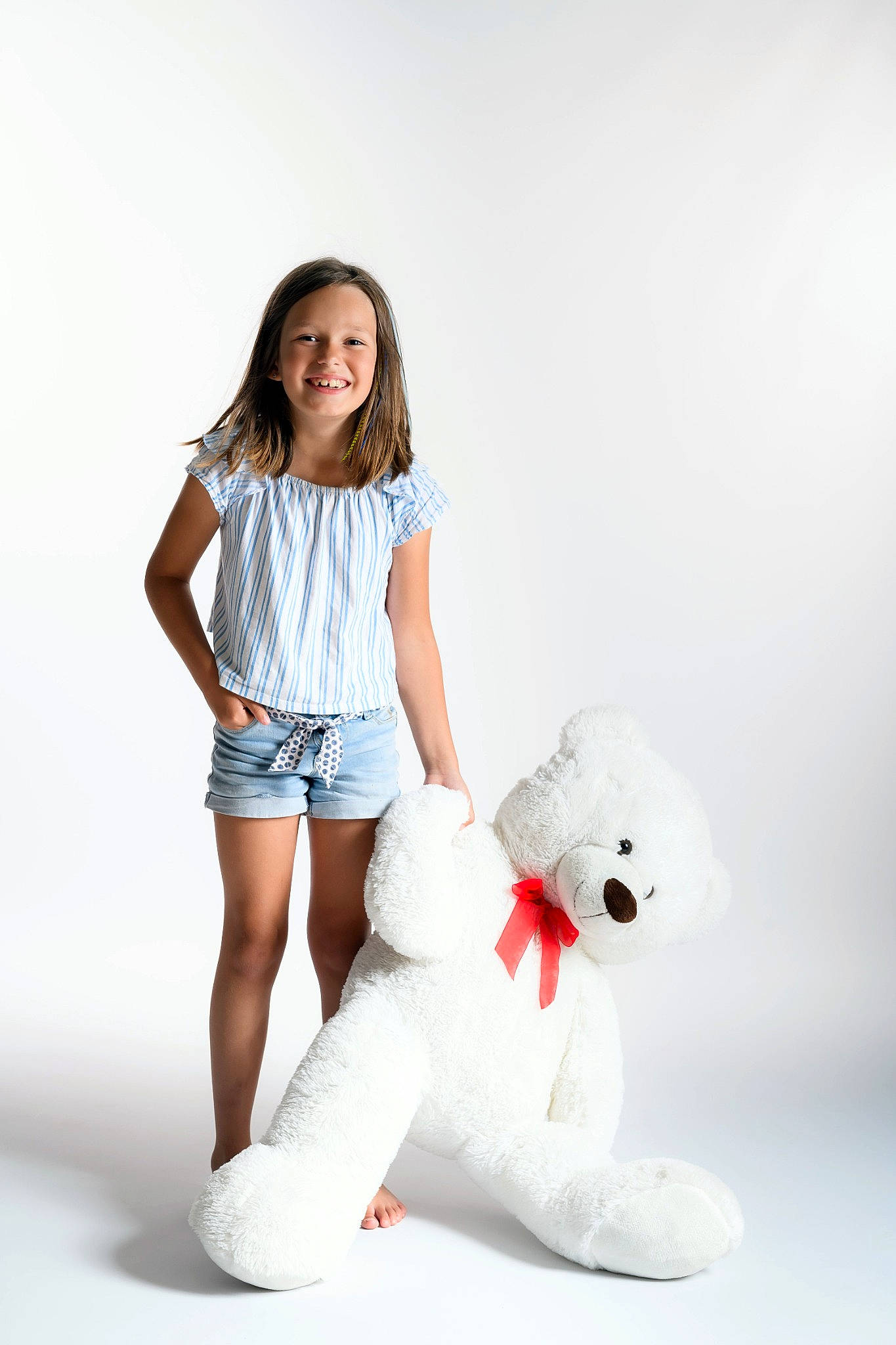 Lina a rejoint le concours — aidez-le/la à gagner de superbes lots ! black_hair, fashion_design, flash_photography, gesture, hairstyle, happy, human_body, human_leg, joy, knee, leg, neck, person, shoe, shoulder, skin, sleeve, smile, sneakers, street_fashion