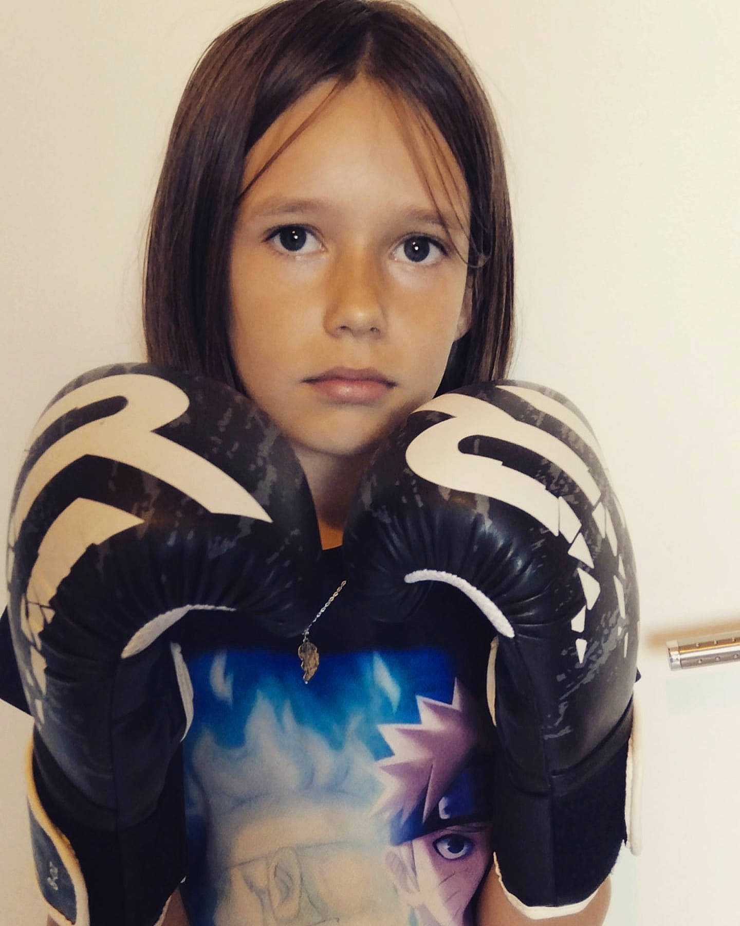 Lina participe au concours pour gagner de l'argent avec cette photo : black_hair, electric_blue, eye, fictional_character, hairstyle, human_body, human_leg, latex, long_hair, neck, outerwear, person, personal_protective_equipment, shoulder, sleeve, spandex, sports_gear, sportswear, t_shirt, thigh