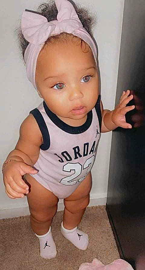 Diava joined the competition — help win amazing prizes! arm, baby_toddler_clothing, cheek, eye, eyelash, face, finger, gesture, hair, hand, head, human_body, leg, muscle, neck, organ, person, product, skin, sleeve