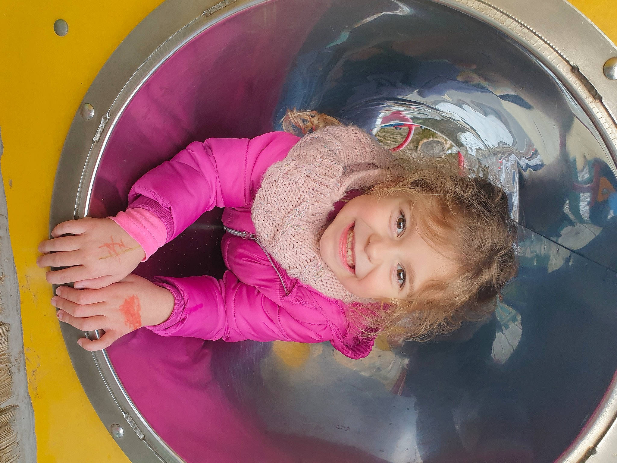 Théa participe au concours pour gagner de l'argent avec cette photo : auto_part, automotive_exterior, automotive_tire, automotive_wheel_system, beauty, child, circle, facial_expression, fender, fun, joy, laundry_room, leisure, motor_vehicle, person, pink, recreation, smile, tire, toddler