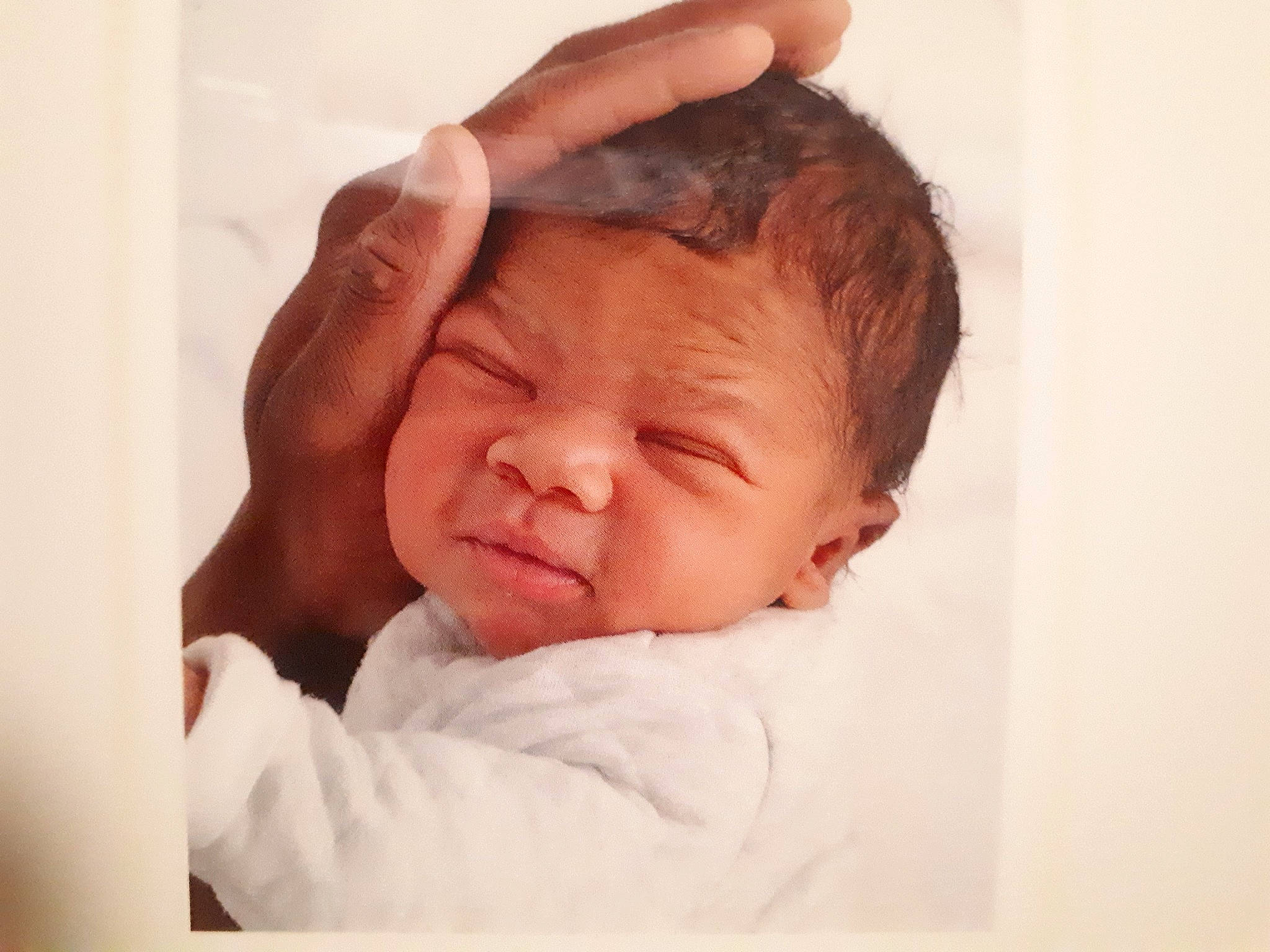 Steeven participe au concours pour gagner de l'argent avec cette photo : baby, beauty, cheek, child, chin, close_up, ear, eye, face, facial_expression, forehead, hand, head, human, lip, mouth, nose, person, photograph, skin