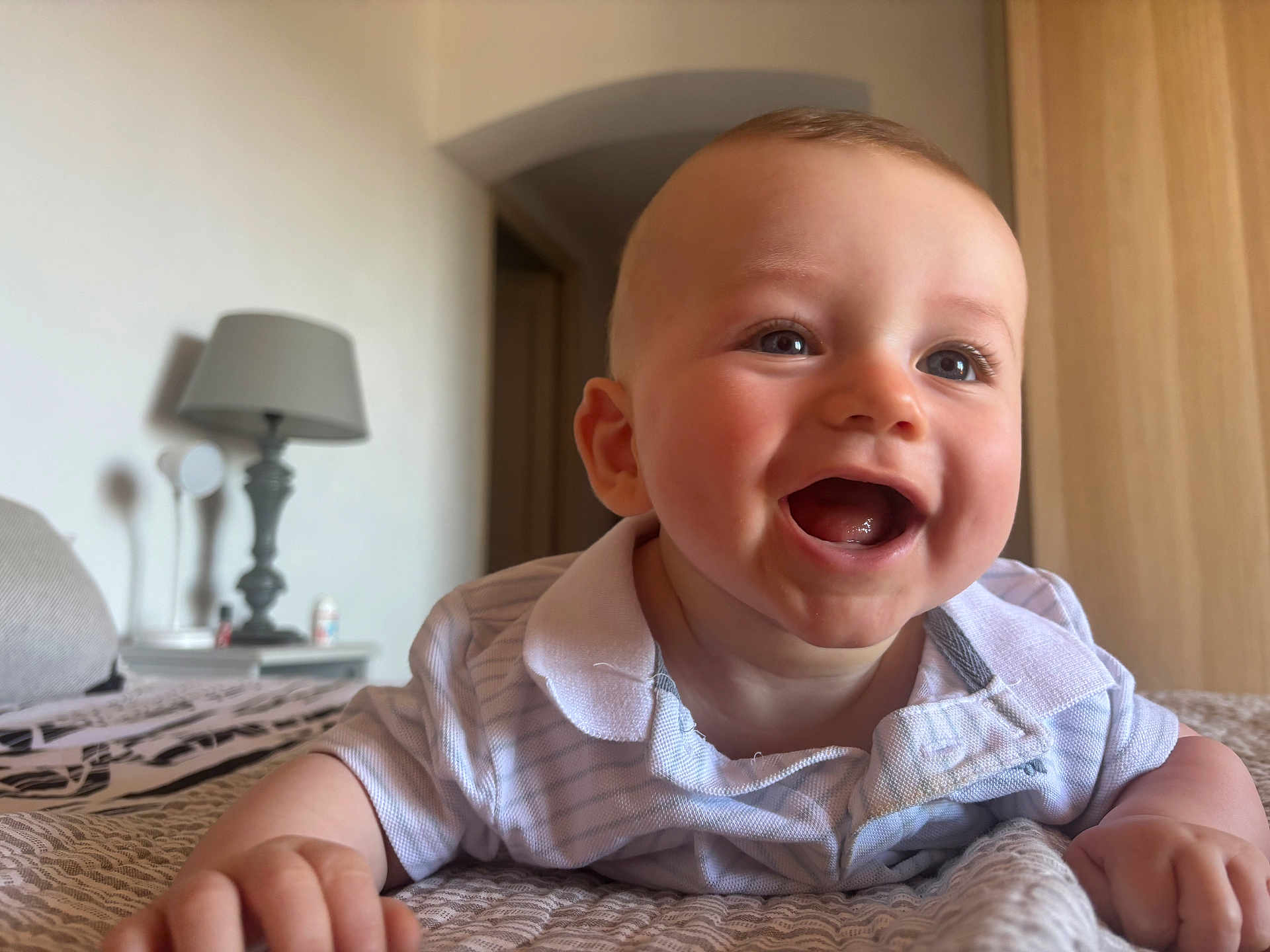 Matteo participe au concours pour gagner de l'argent avec cette photo : baby, smiling, happy, infant, bed, indoor, lamp, furniture, portrait, cute, child, person, clothing, shirt, skin, head, hand, eyes, mouth, toddler