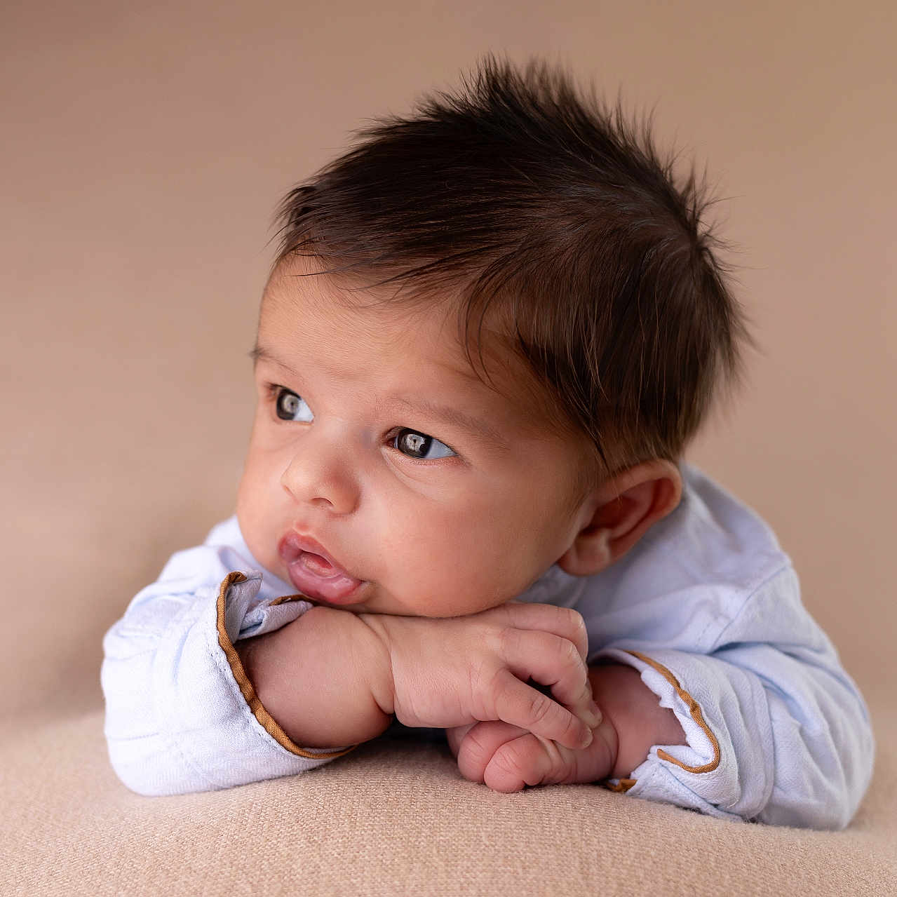 Aaron participe au concours pour gagner de l'argent avec cette photo : baby, bodypart, face, finger, frown, hand, happy, head, newborn, person, photography, portrait, sad, sitting, smile, wrist