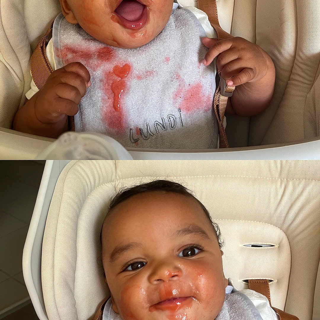 Isaya a rejoint le concours — aidez-le/la à gagner de superbes lots ! baby, bib, child, closeup, clothing, cute, expression, face, feeding, food_stains, hands, happy, high_chair, indoor, infant, mealtime, messy, person, seat, smiling