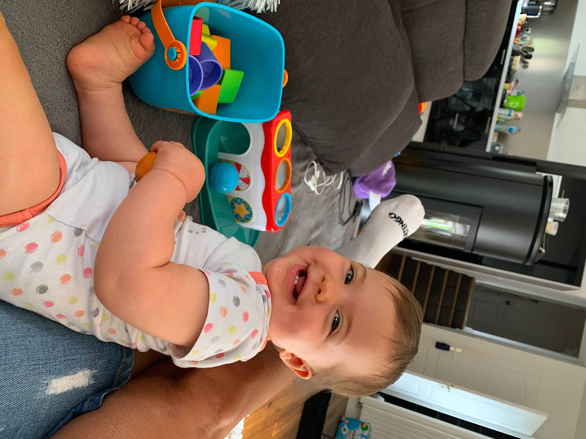 Victoire participe au concours pour gagner de l'argent avec cette photo : baby, birth, car_seat, child, finger, fun, joy, leg, neck, person, play, toddler, vacation