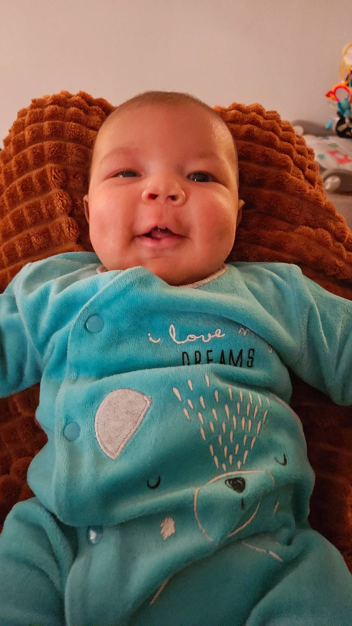 Edem a rejoint le concours — aidez-le/la à gagner de superbes lots ! baby, baby_sleeping, baby_toddler_clothing, bedding, bedtime, cheek, child, chin, comfort, happy, linens, mouth, nose, person, product, room, skin, smile, textile, toddler