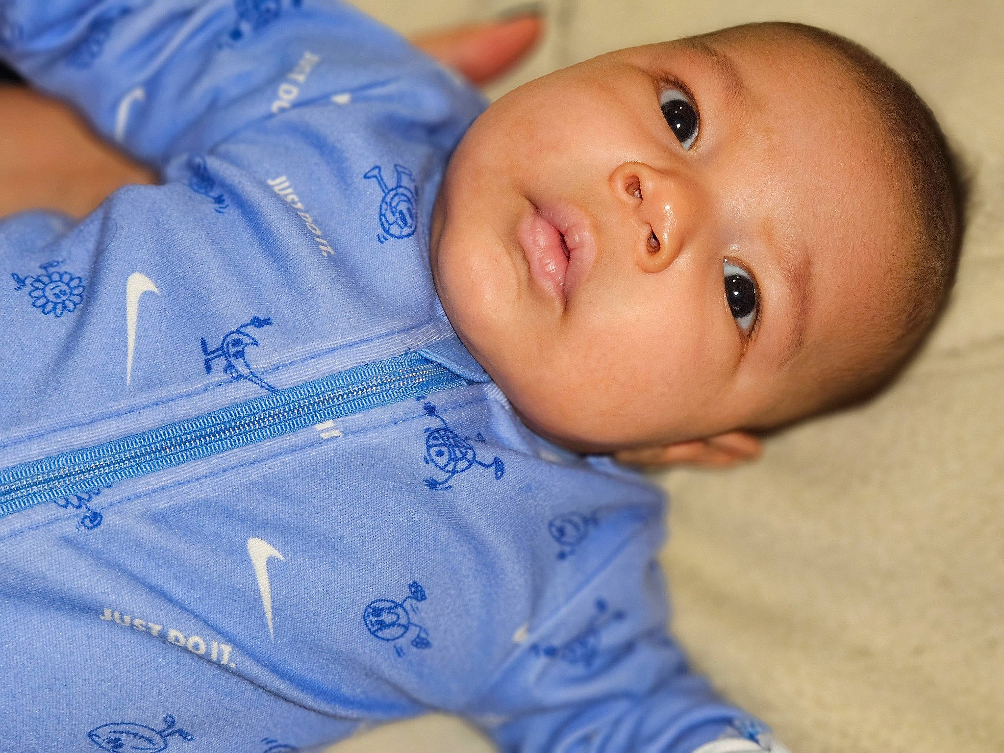 Edem participe au concours pour gagner de l'argent avec cette photo : baby, baby_products, baby_toddler_clothing, cheek, child, comfort, electric_blue, eyelash, happy, nose, person, portrait_photography, skin, sleeve, toddler