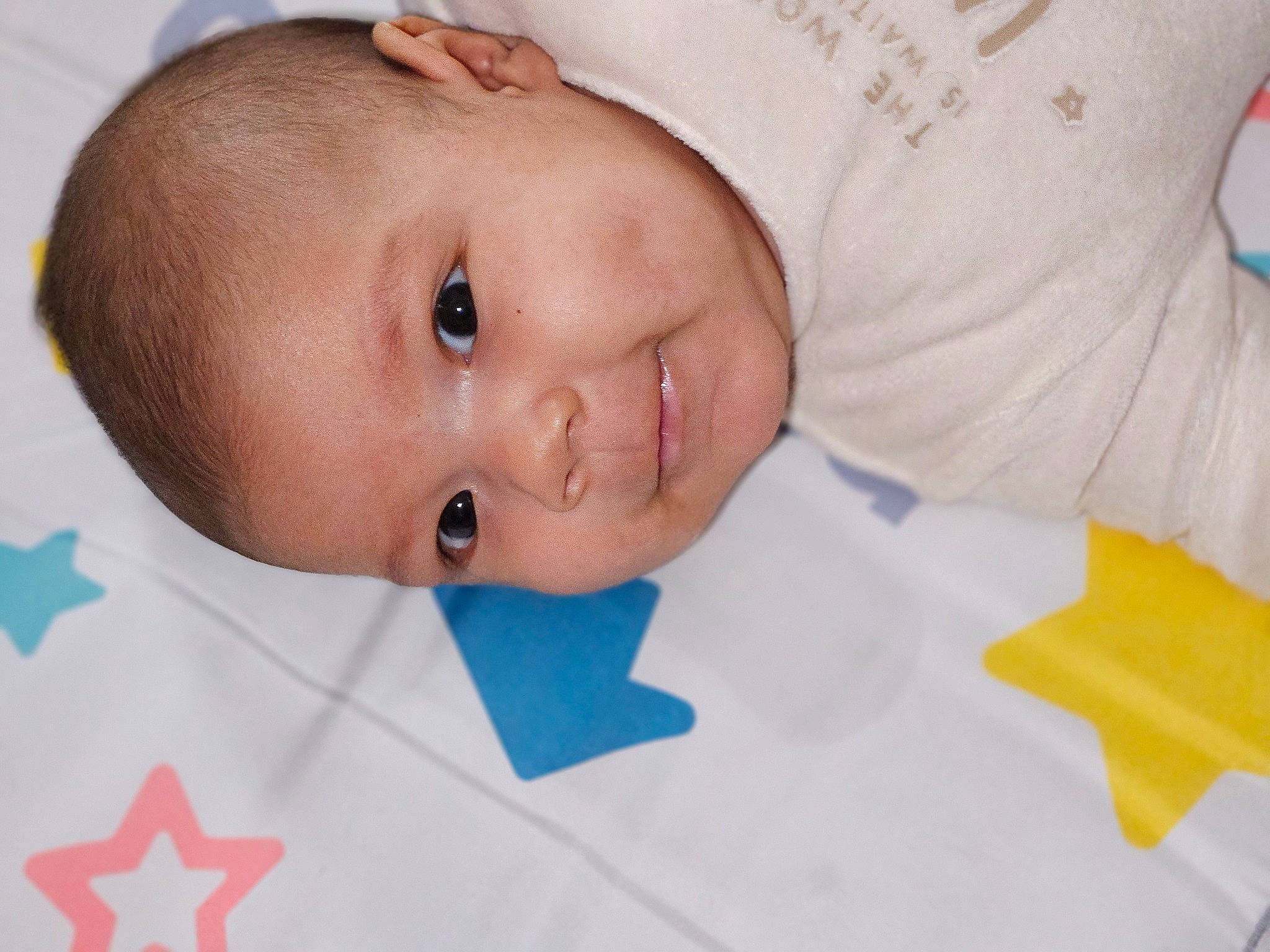 Edem participe au concours pour gagner de l'argent avec cette photo : baby, baby_products, baby_safety, baby_toddler_clothing, cheek, child, comfort, eyelash, happy, linens, nose, pattern, person, portrait_photography, skin, sleeve, smile, toddler